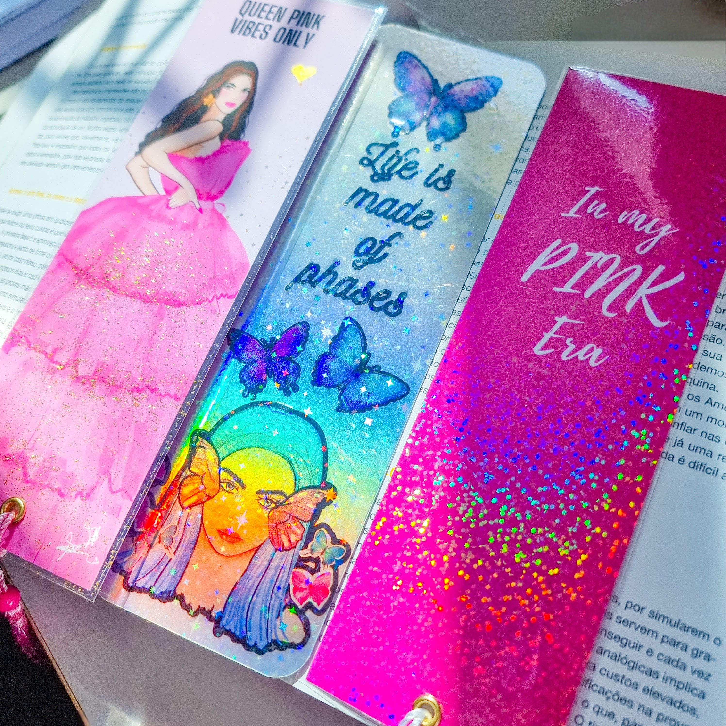 Encanto Rosa, marca-página que adiciona um toque de magia à sua leitura.