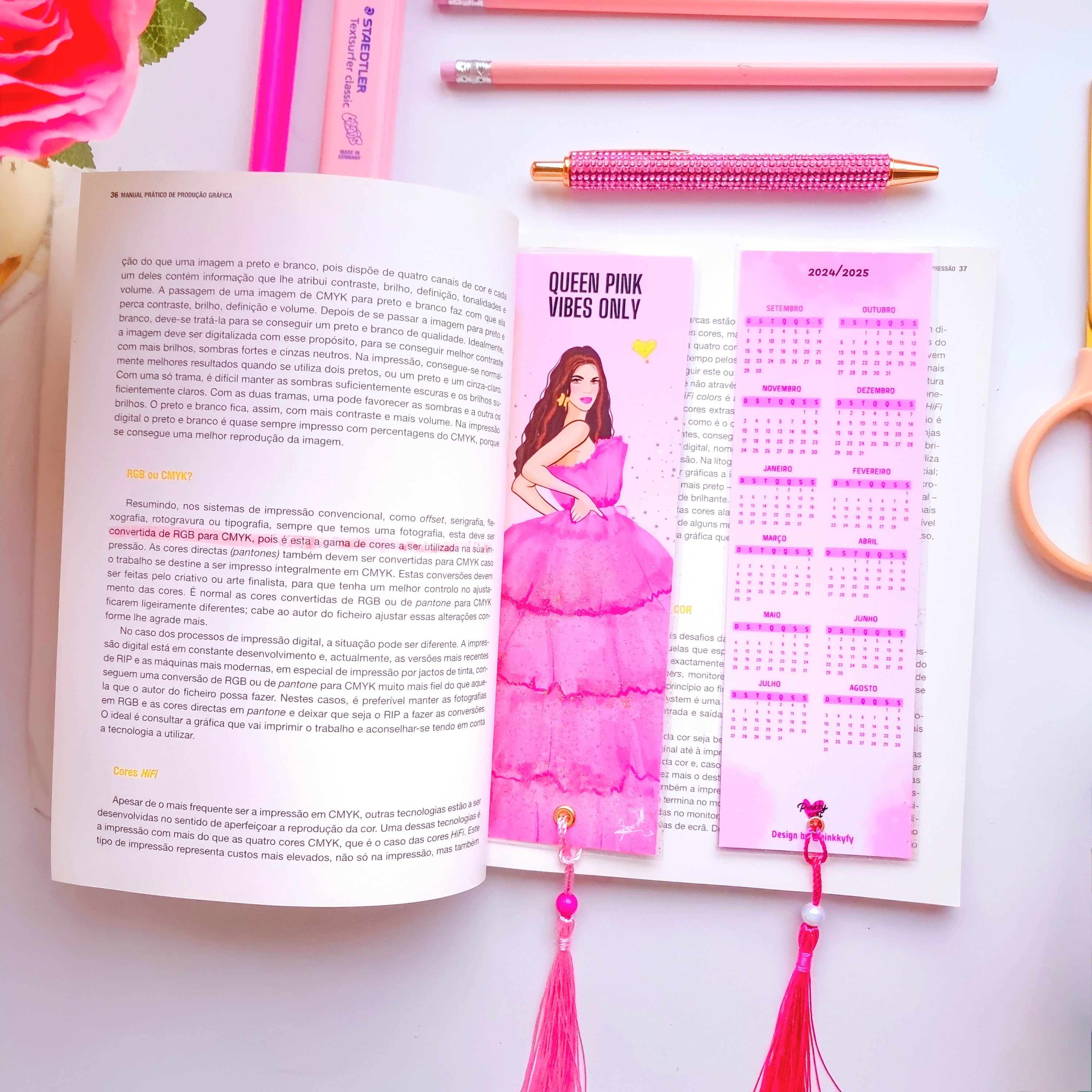 Encanto Rosa, marca-página que adiciona um toque de magia à sua leitura.
