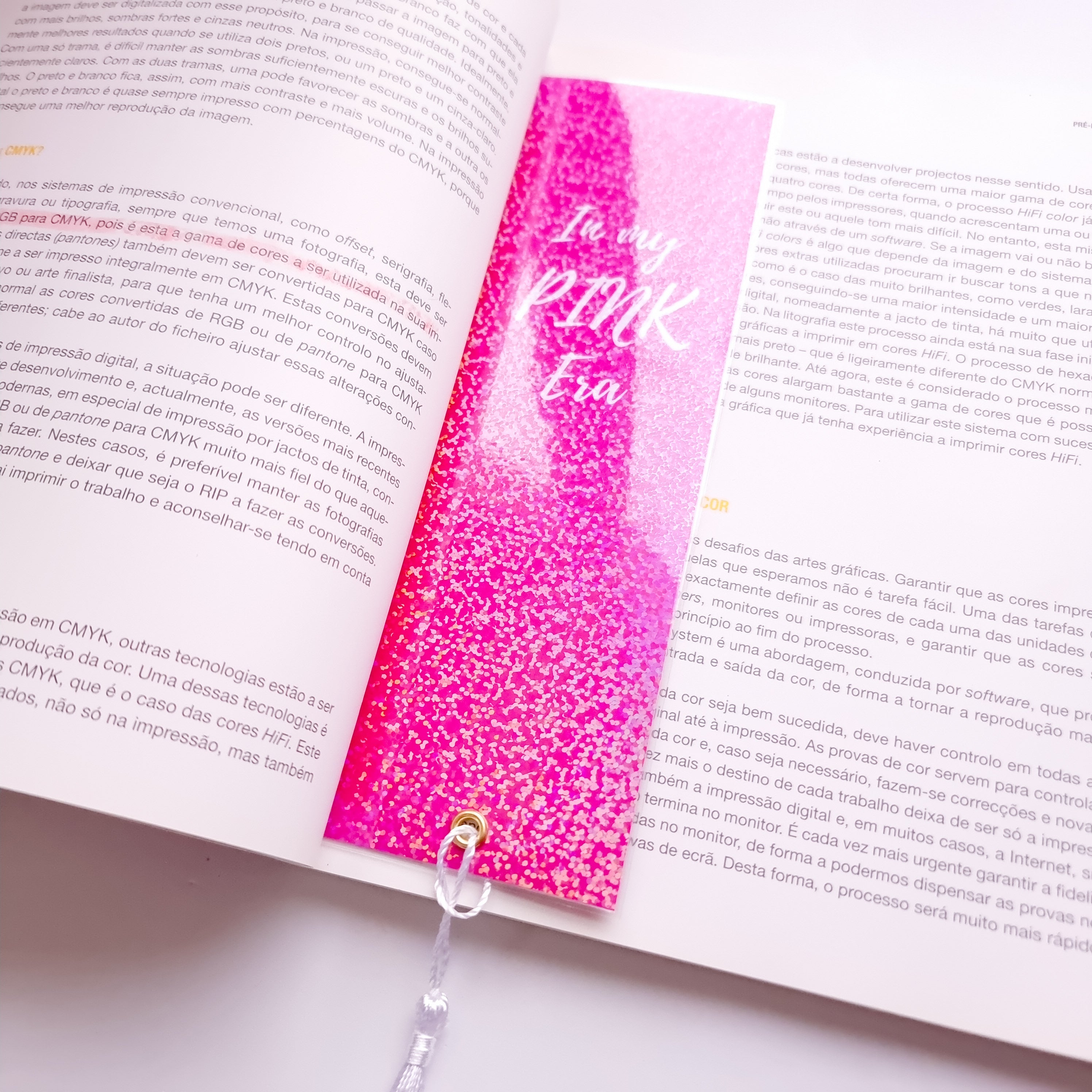 Encanto Rosa, marca-página que adiciona um toque de magia à sua leitura.