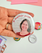 Pin Crachá Redondo Personalizado – Crie um acessório único com o seu nome, frase, logótipo ou ilustração favorita! Ideal para identificar mochilas, batas, estojos ou para oferecer como lembrança especial. Produzido com materiais de qualidade e personalizado ao seu gosto, é perfeito para escolas, eventos, empresas ou para dar um toque original ao seu dia a dia. ✨