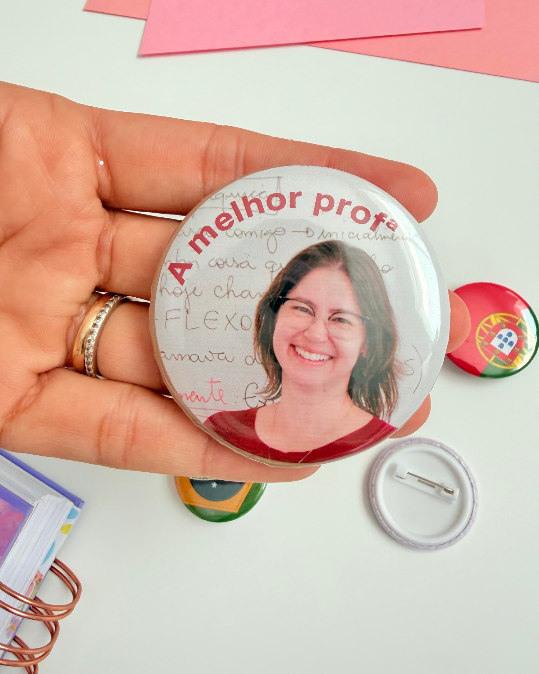 Pin Crachá Redondo Personalizado – Crie um acessório único com o seu nome, frase, logótipo ou ilustração favorita! Ideal para identificar mochilas, batas, estojos ou para oferecer como lembrança especial. Produzido com materiais de qualidade e personalizado ao seu gosto, é perfeito para escolas, eventos, empresas ou para dar um toque original ao seu dia a dia. ✨